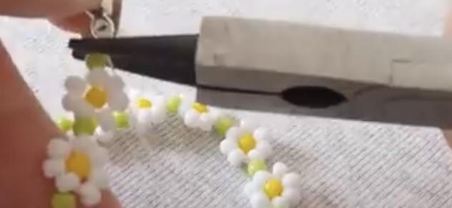 Bracelet perles fleur tuto facile , tuto loisirs créatifs perles de rocaille