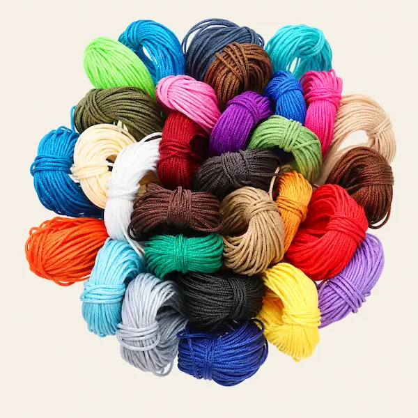 cordons multicolores en échevettes pour la création de bijoux et d’attaches tétines.