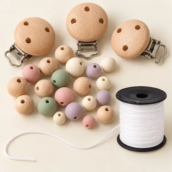 attache tétine perles et cordon blanc 2